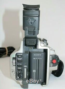 Sony Handycam Video Recorder Appareil Photo Numérique Dcr-vx2000 Avec Chargeur Et À Distance
